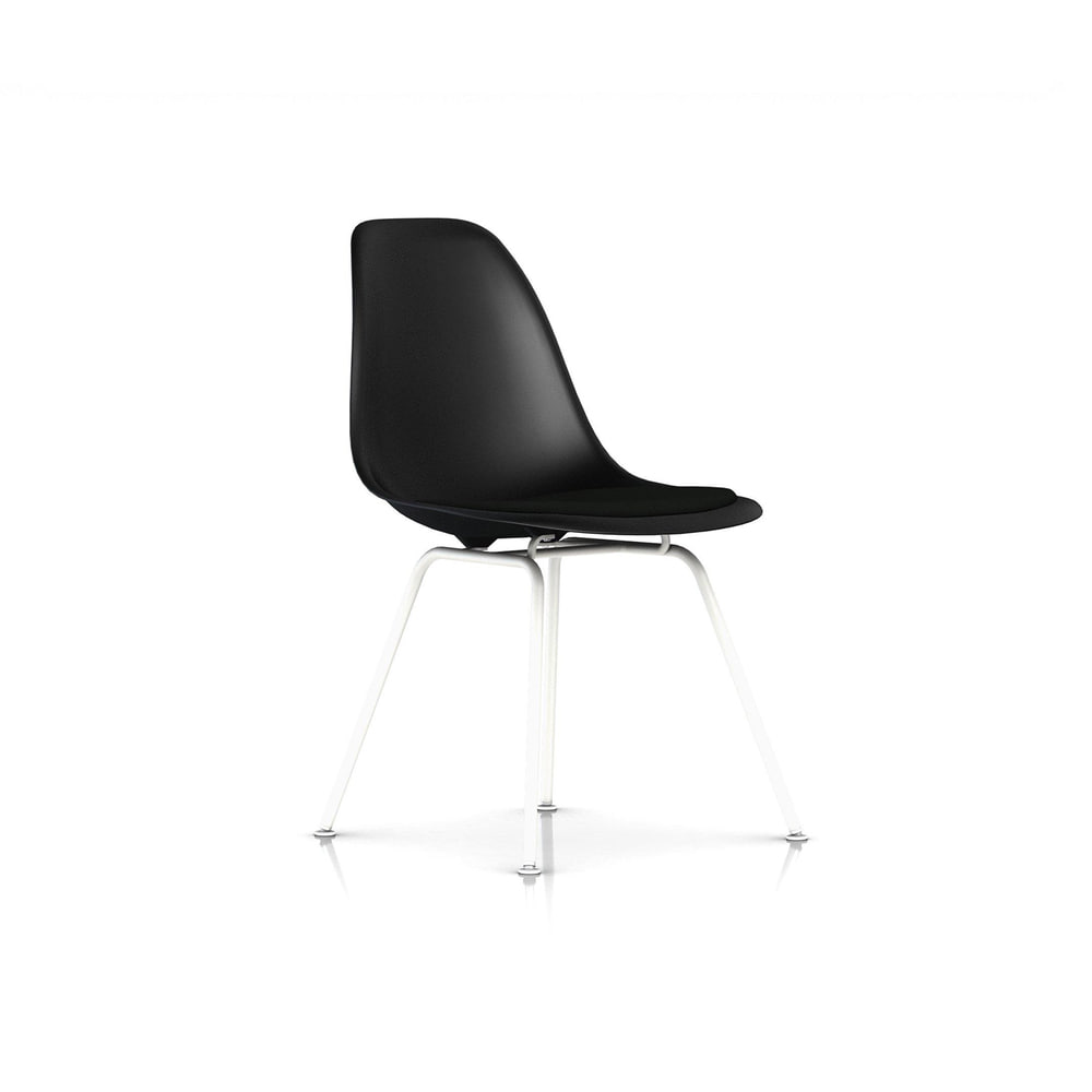 Eames Plastic Chair, 4-leg with Seat Pad (Black)전시품 40%